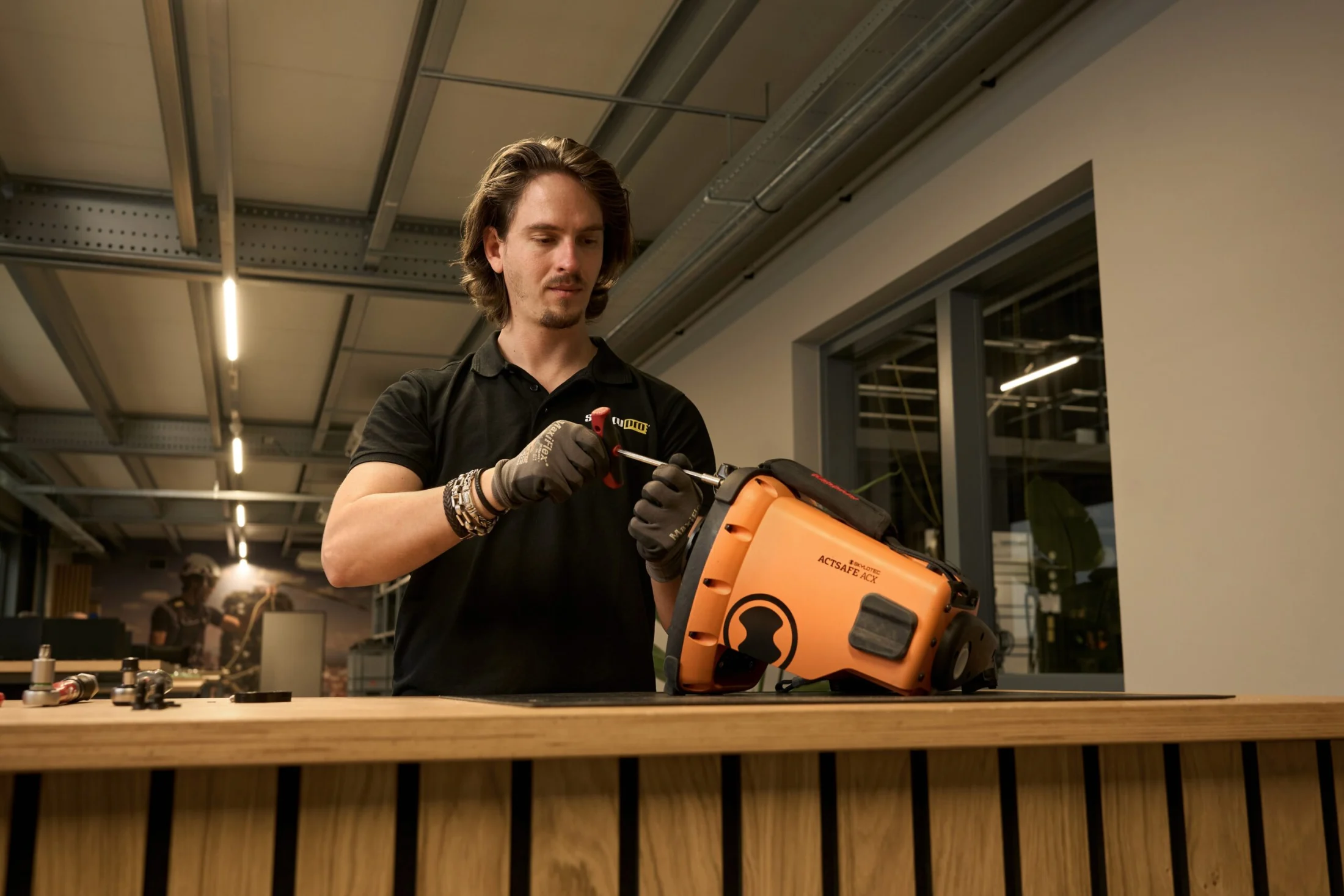 We enable climbers voor WE ENABLE CLIMBERS, Campaign & Editorial, foto 3 van 8