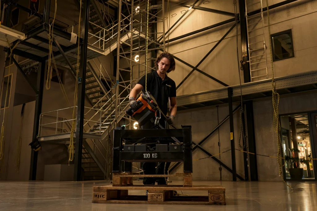 We enable climbers voor WE ENABLE CLIMBERS, Campaign & Editorial, foto 4 van 8