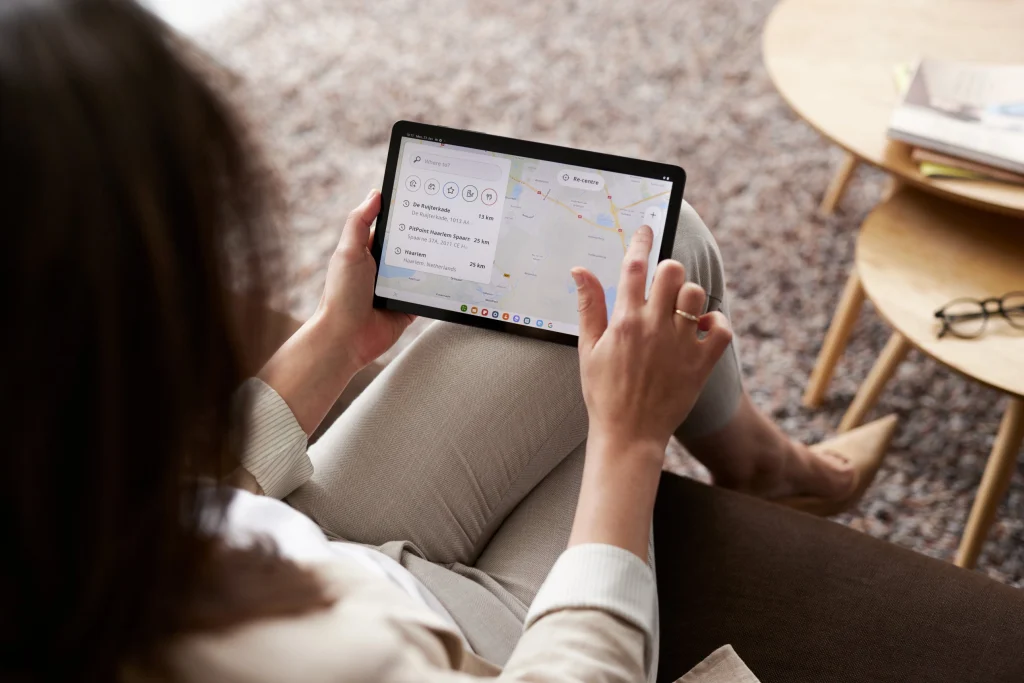 Over de schouder: navigatiekaart op een tablet, campagnebeeld voor TomTom