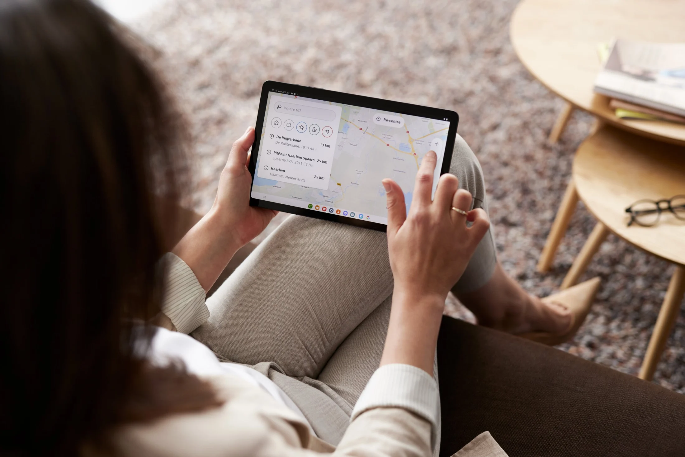 Over de schouder: navigatiekaart op een tablet, campagnebeeld voor TomTom
