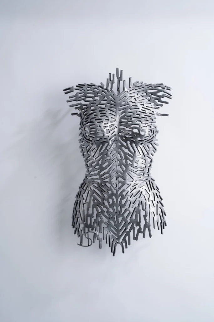 Zilveren metalen torso van Bart Smeets, vooraanzicht op witte achtergrond