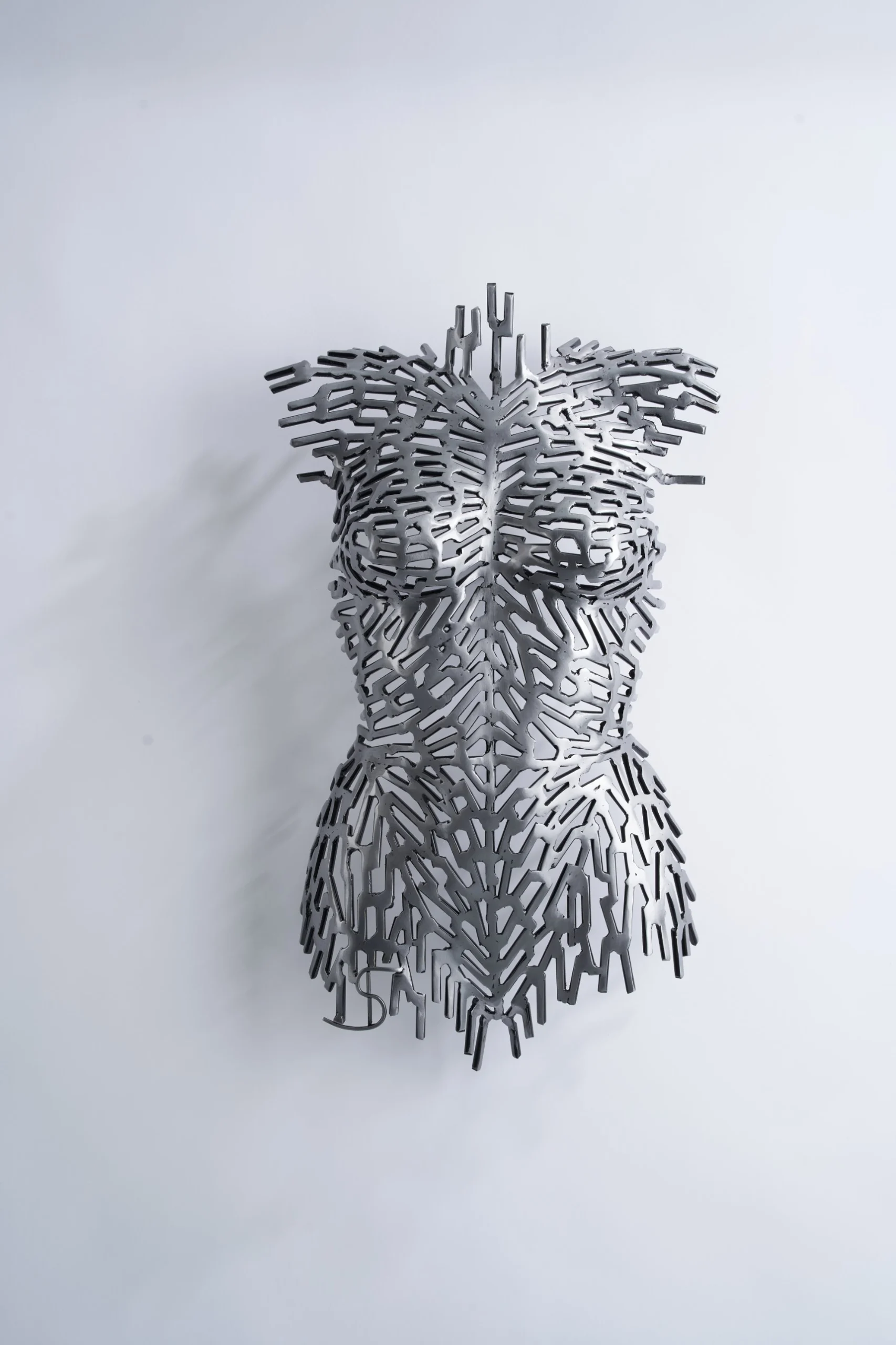 Zilveren metalen torso van Bart Smeets, vooraanzicht op witte achtergrond