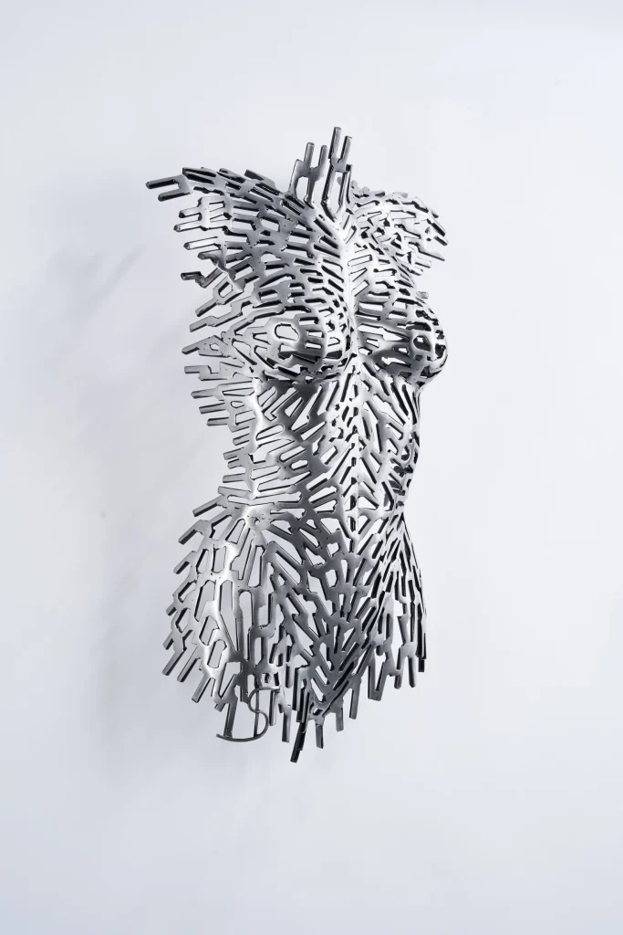 Zilveren metalen torso van Bart Smeets, van opzij gezien