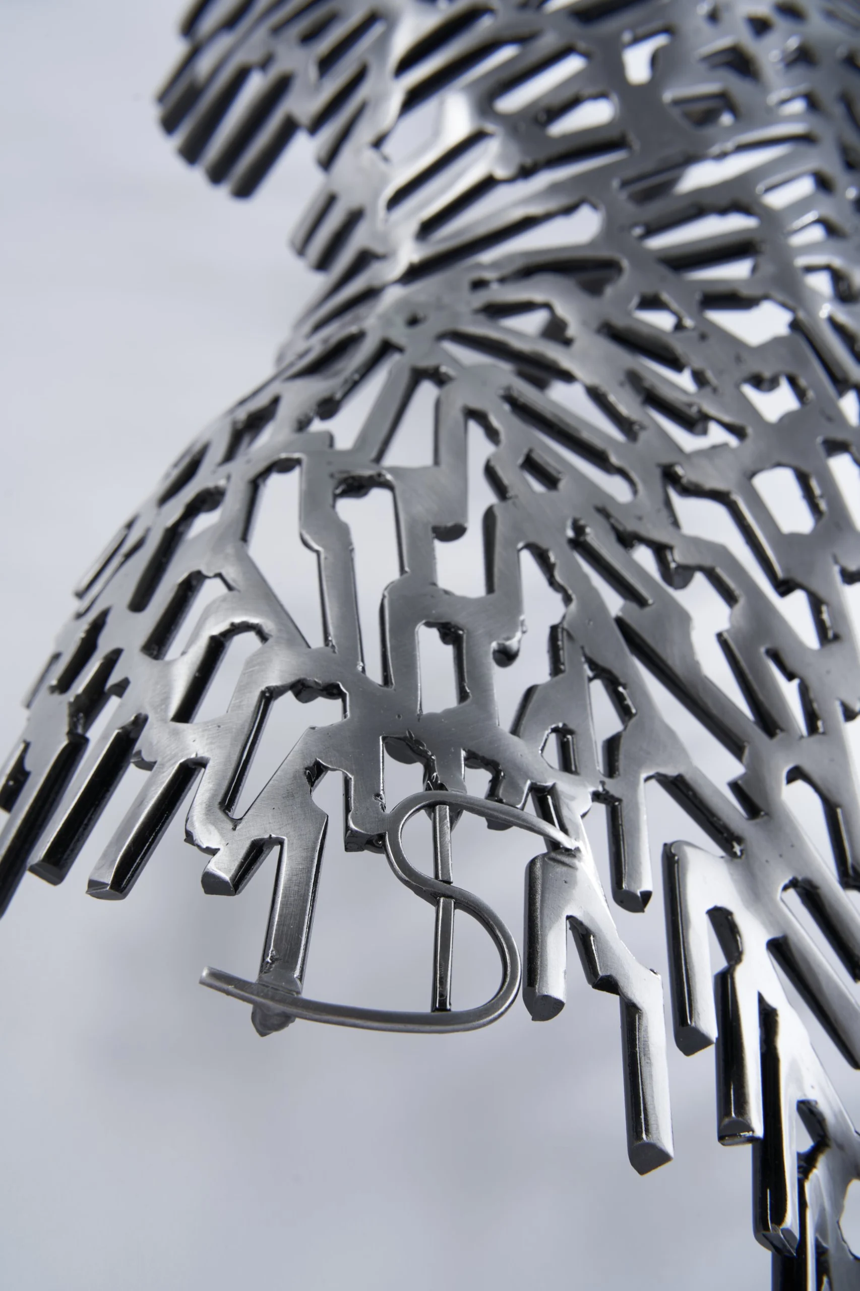 Detail van de zilveren torso met de signatuur van Bart Smeets