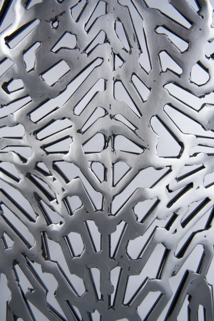 Close-up van de gelaste metalen structuur van een torso van Bart Smeets