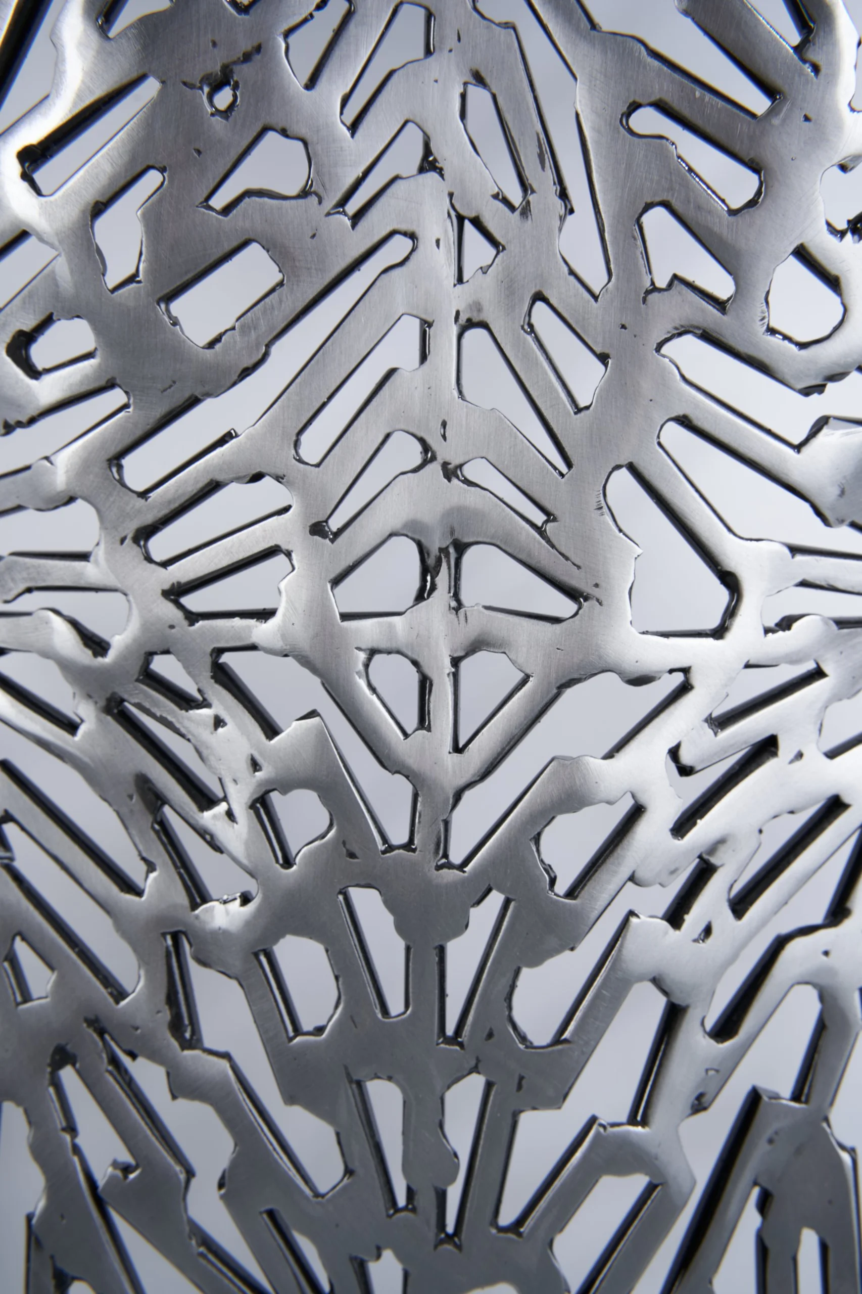 Close-up van de gelaste metalen structuur van een torso van Bart Smeets