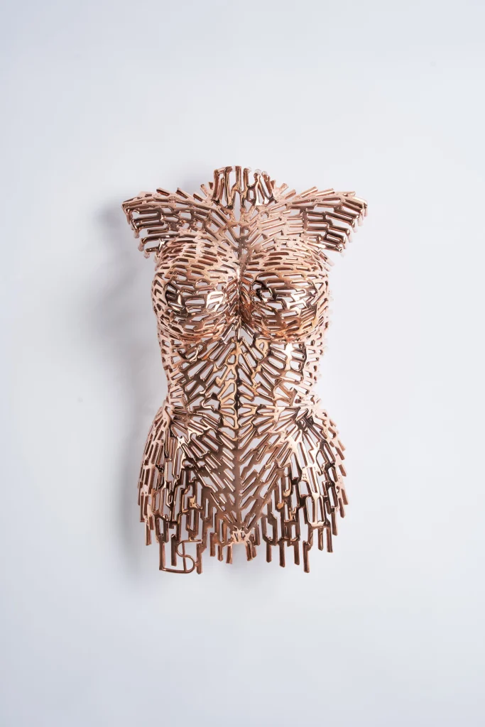Koperkleurige metalen torso van Bart Smeets, vooraanzicht