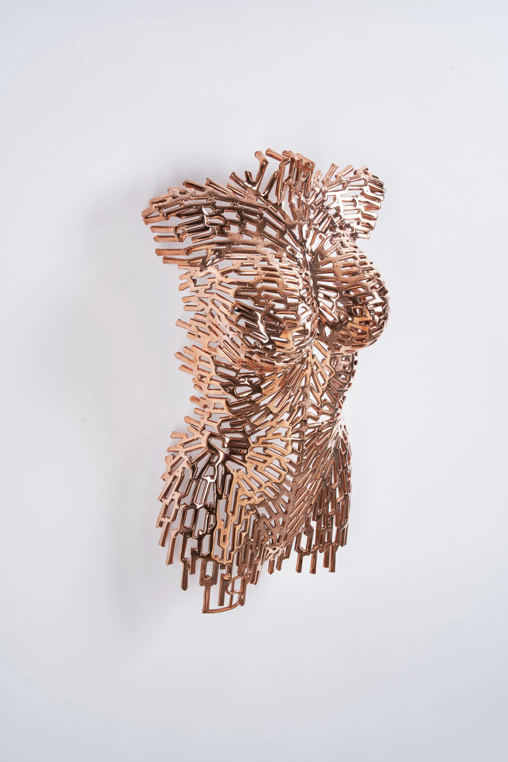 Koperkleurige metalen torso van Bart Smeets, van opzij gezien
