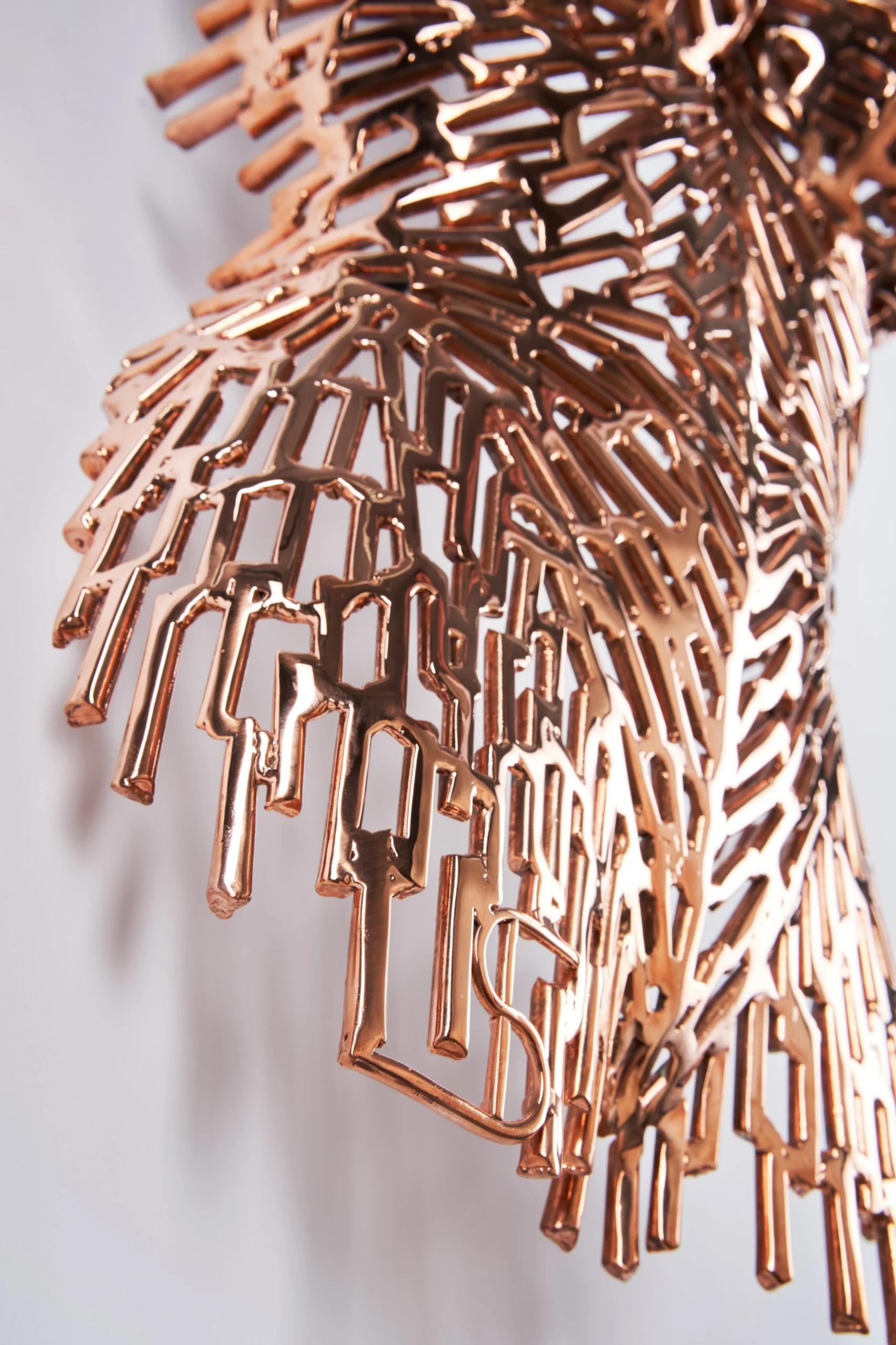 Detail van de koperkleurige torso met de signatuur van Bart Smeets