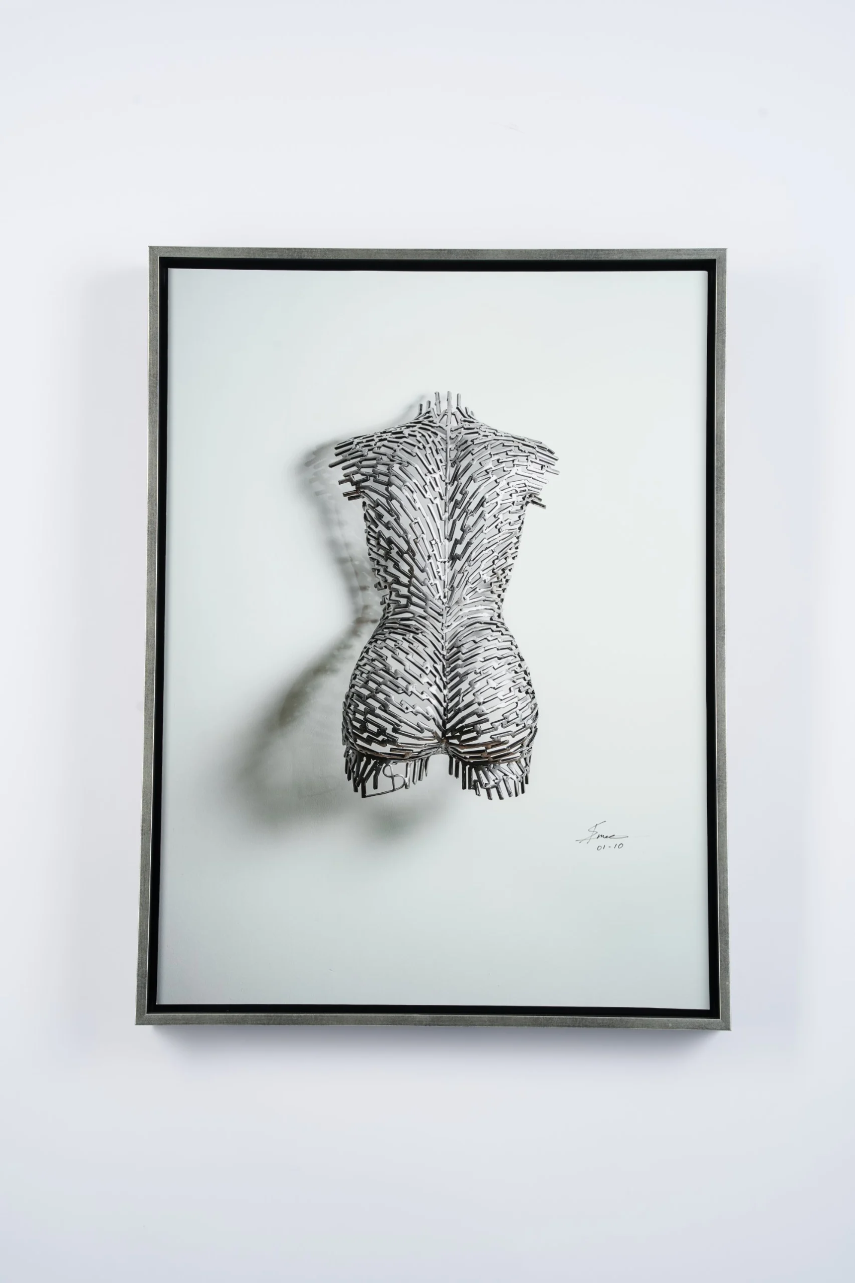 Ingelijst werk van Bart Smeets: metalen rug, gesigneerd en genummerd
