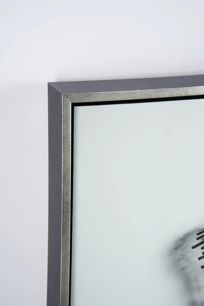 Detail van de zilveren lijst om het werk van Bart Smeets