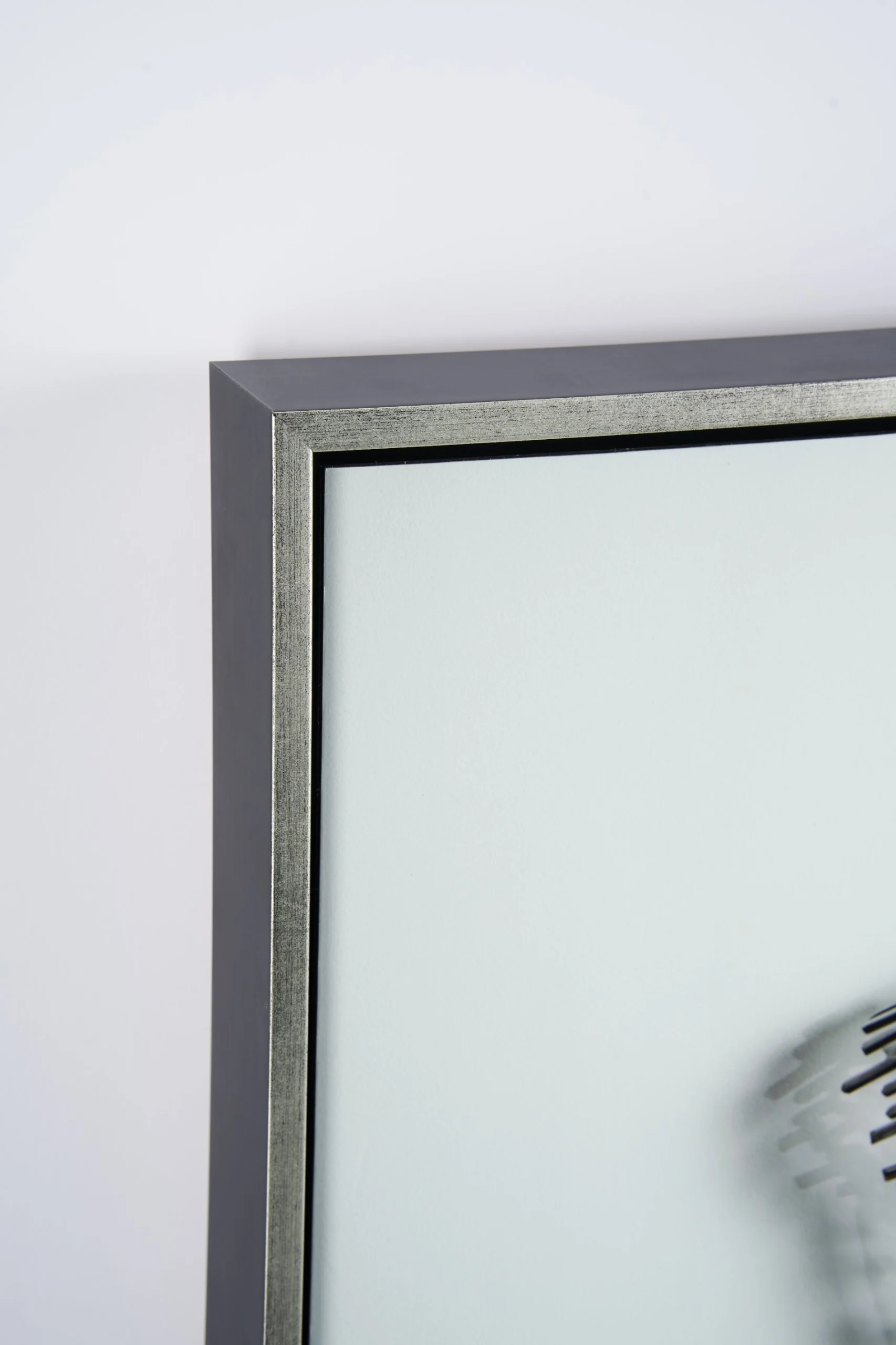 Detail van de zilveren lijst om het werk van Bart Smeets