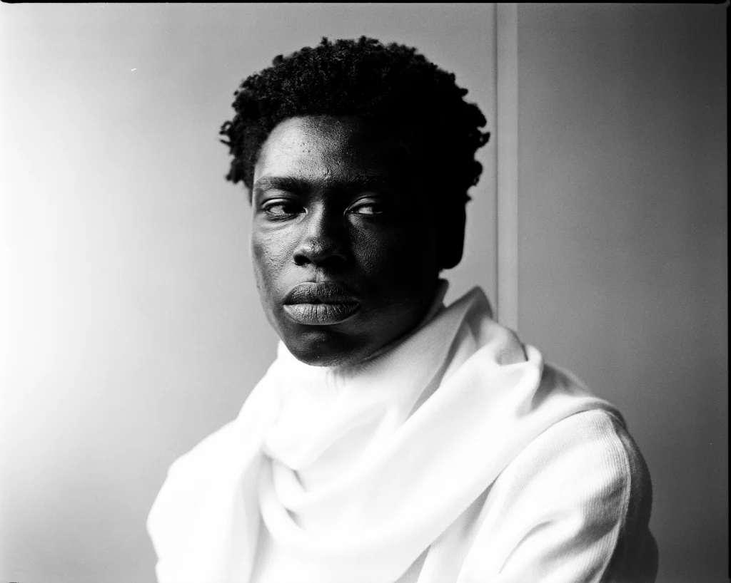 Portret van een model met een witte sjaal om de schouders, Gogetti analoog op Tri-X 400