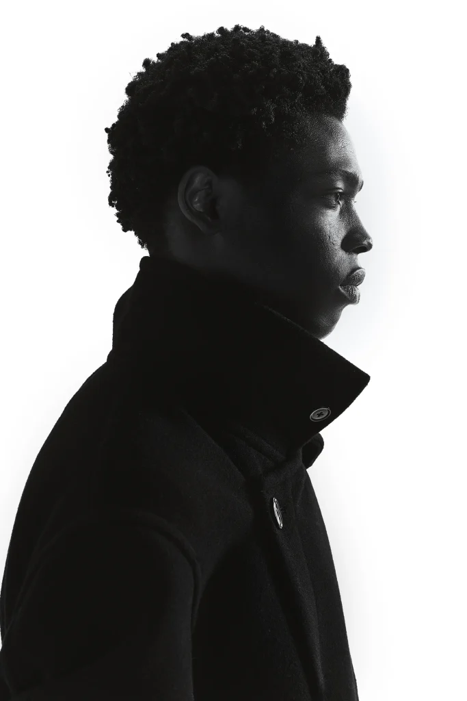 Profielportret van een model met de opstaande kraag van een zwarte jas, Gogetti editorial