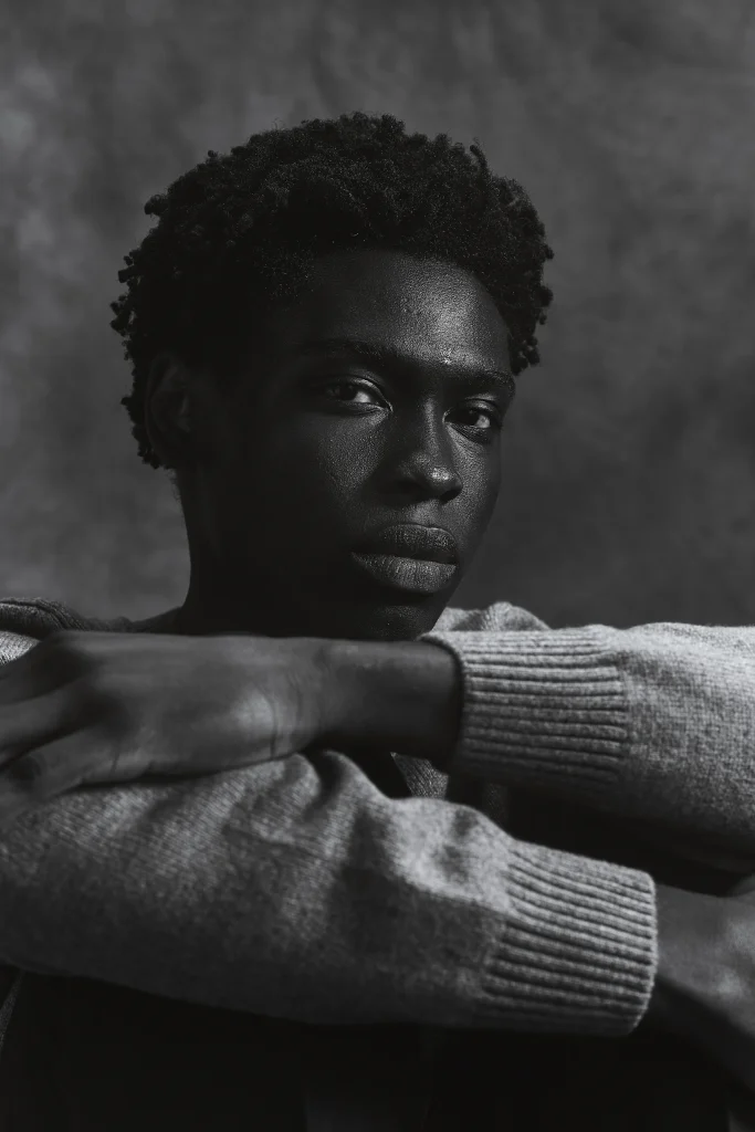 Portret van een model met de armen over elkaar in een grijze trui, Gogetti editorial
