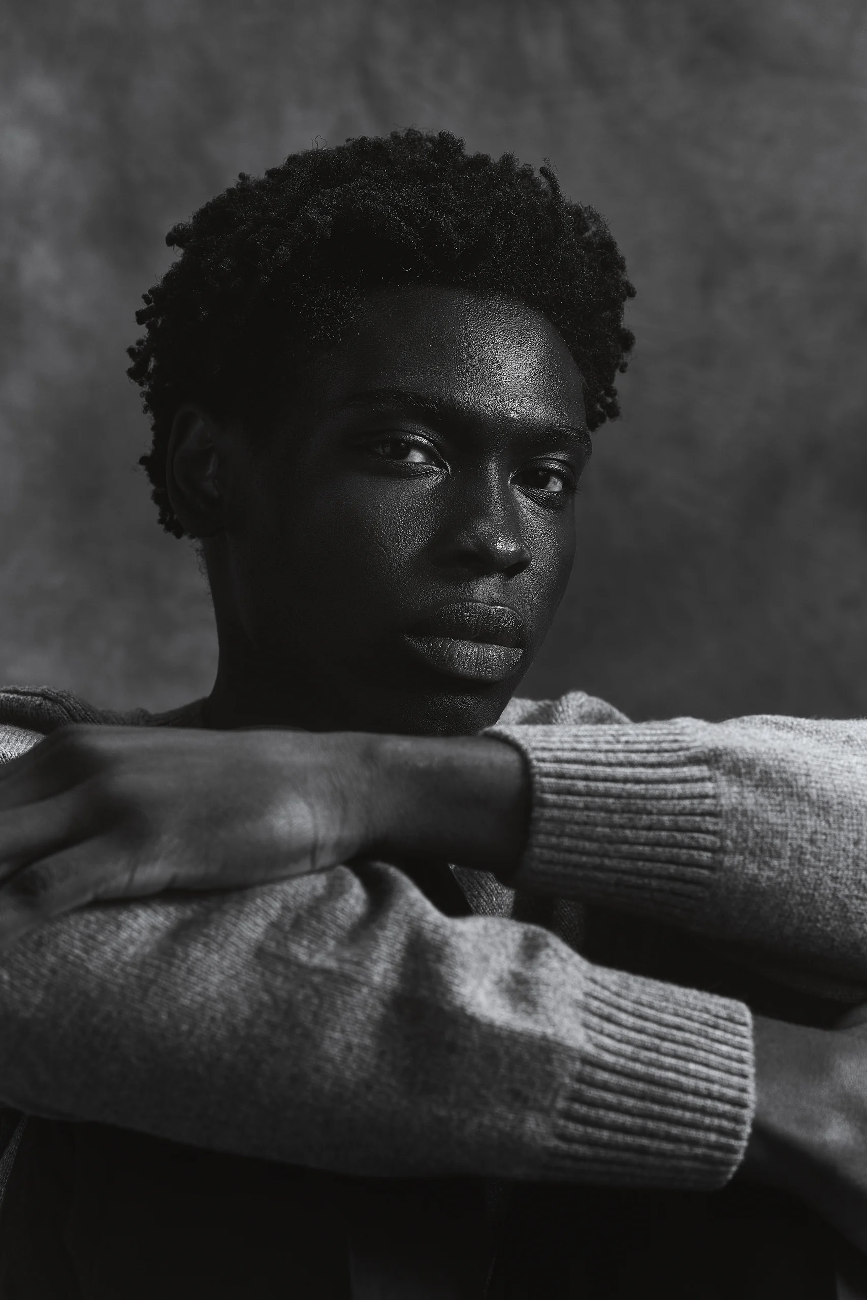 Portret van een model met de armen over elkaar in een grijze trui, Gogetti editorial
